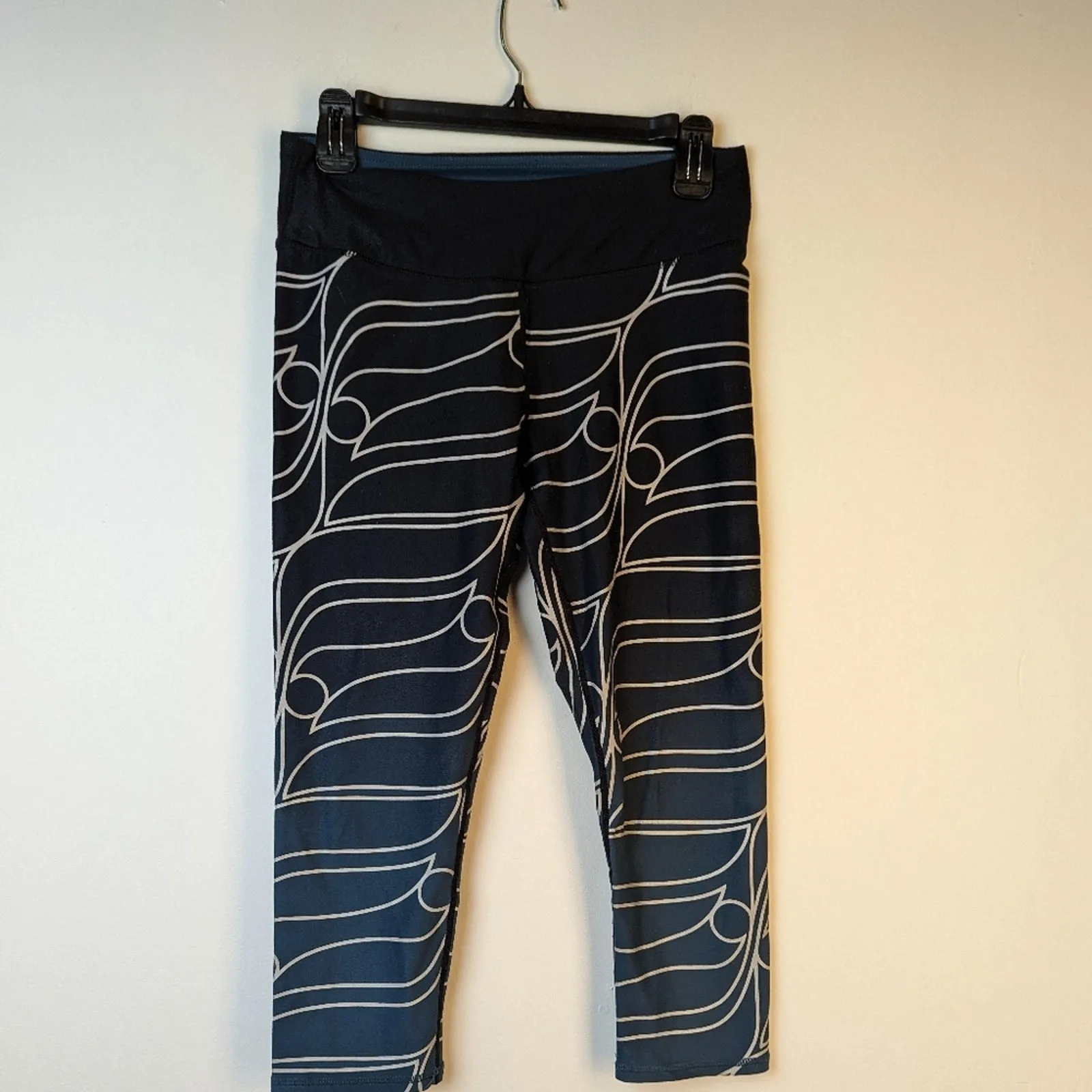 Fabletics Define Power Hold Mid Rise Capris - Small